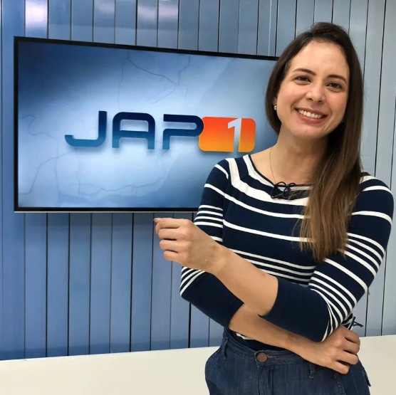 Vídeo: Apresentadora comete gafe e conta fofoca de amiga ao vivo sem perceber