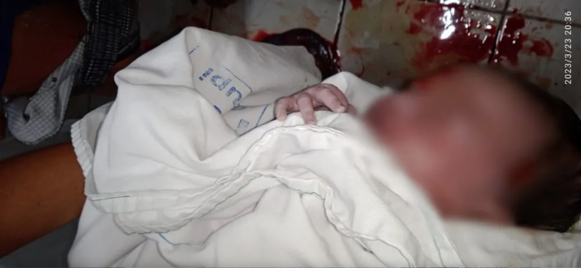 Sem atendimento, mulher dá à luz em banheiro de maternidade: 'Não caiu na privada porque segurou'