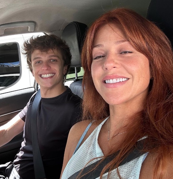 Atriz Priscila Sol revela que mãe e filho não aprovam namoro com homem 18 anos mais novo