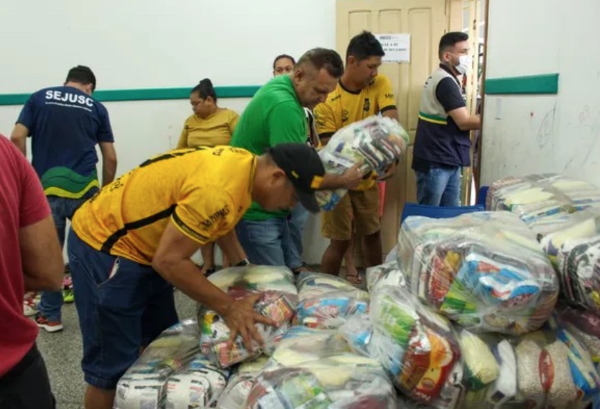 Amazonas FC doa 100 cestas básicas a famílias desabrigadas pela chuva em Manaus