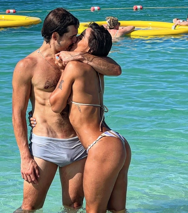 Nicolas Prattes chama atenção com volume em sunga branca: ‘cabeça marcada ali’