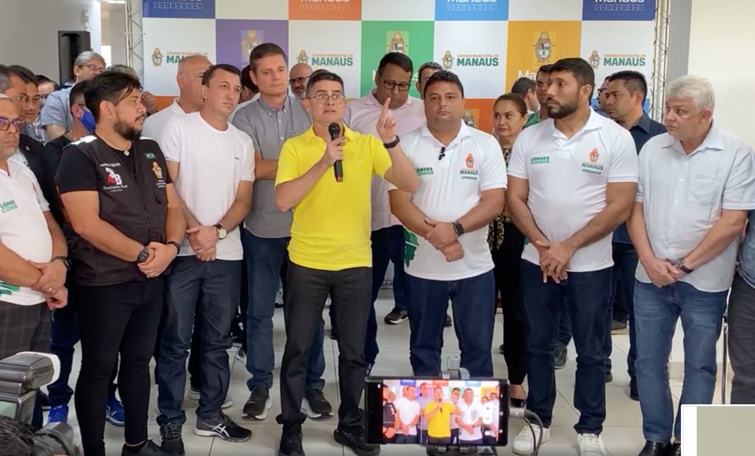Prefeito sanciona Lei que proíbe instalação de medidores aéreos em Manaus: “aberrações"