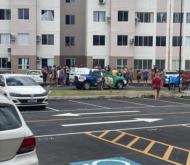 Dirigindo táxi, pistoleiro entra em condomínio e executa morador em Manaus