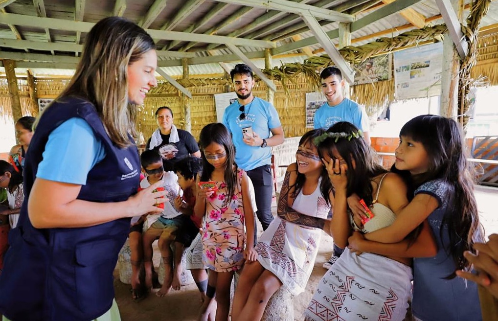 Crianças indígenas da etnia Kambeba recebem ação da Defensoria na AM-070