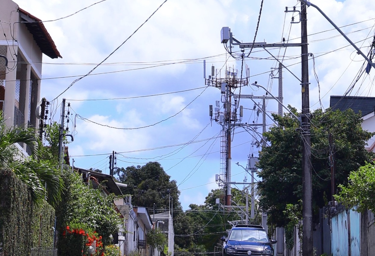 Concessionária afirma que medidores aéreos reduziram em 41% furtos de energia elétrica em Manaus