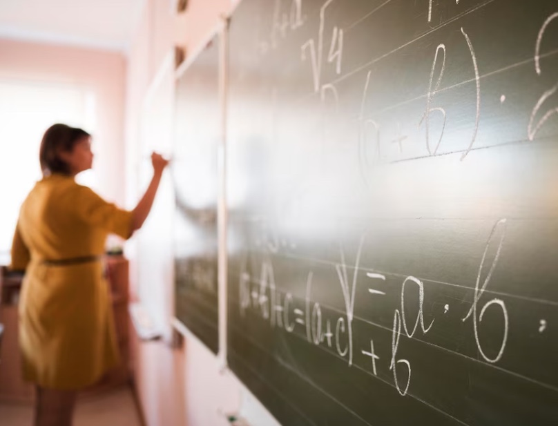 Professora vai receber R$ 70 mil após ser demitida no início de ano letivo em Manaus