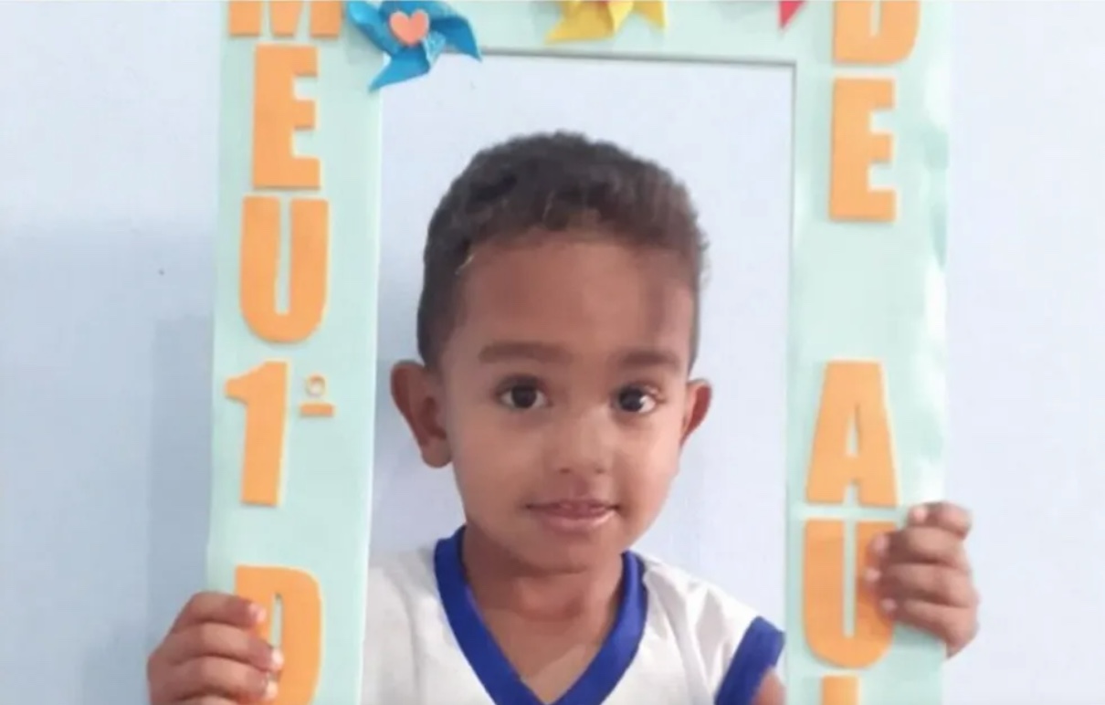 Menino de 3 anos morre eletrocutado enquanto brincava em celular ligado na tomada