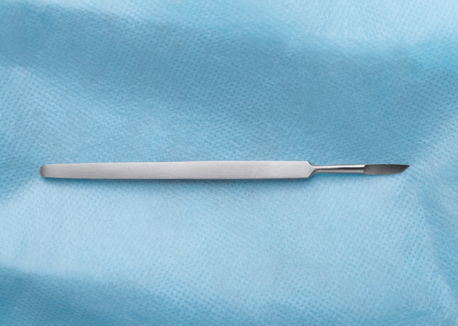 Hospital vai indenizar trabalhadora que furou dedo com bisturi ao embalsamar morto