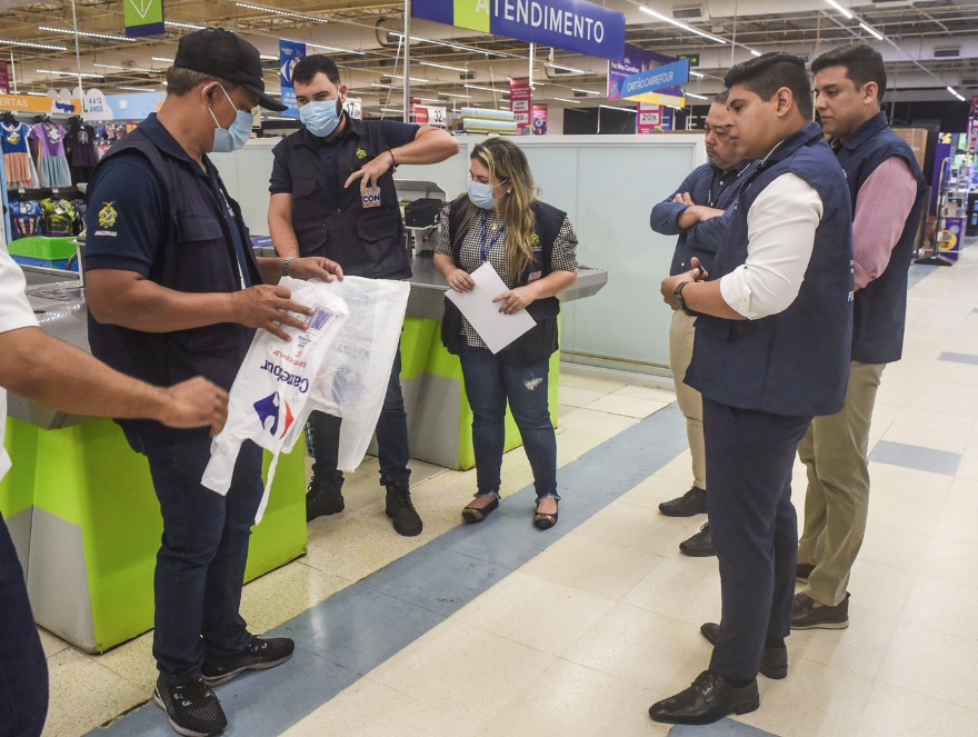 Fiscalização registra venda ilegal de sacolas plásticas em supermercados de Manaus