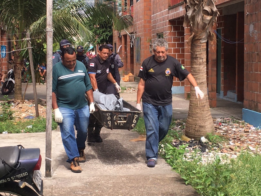 Mulher mata o próprio irmão a facadas durante bebedeira em Manaus