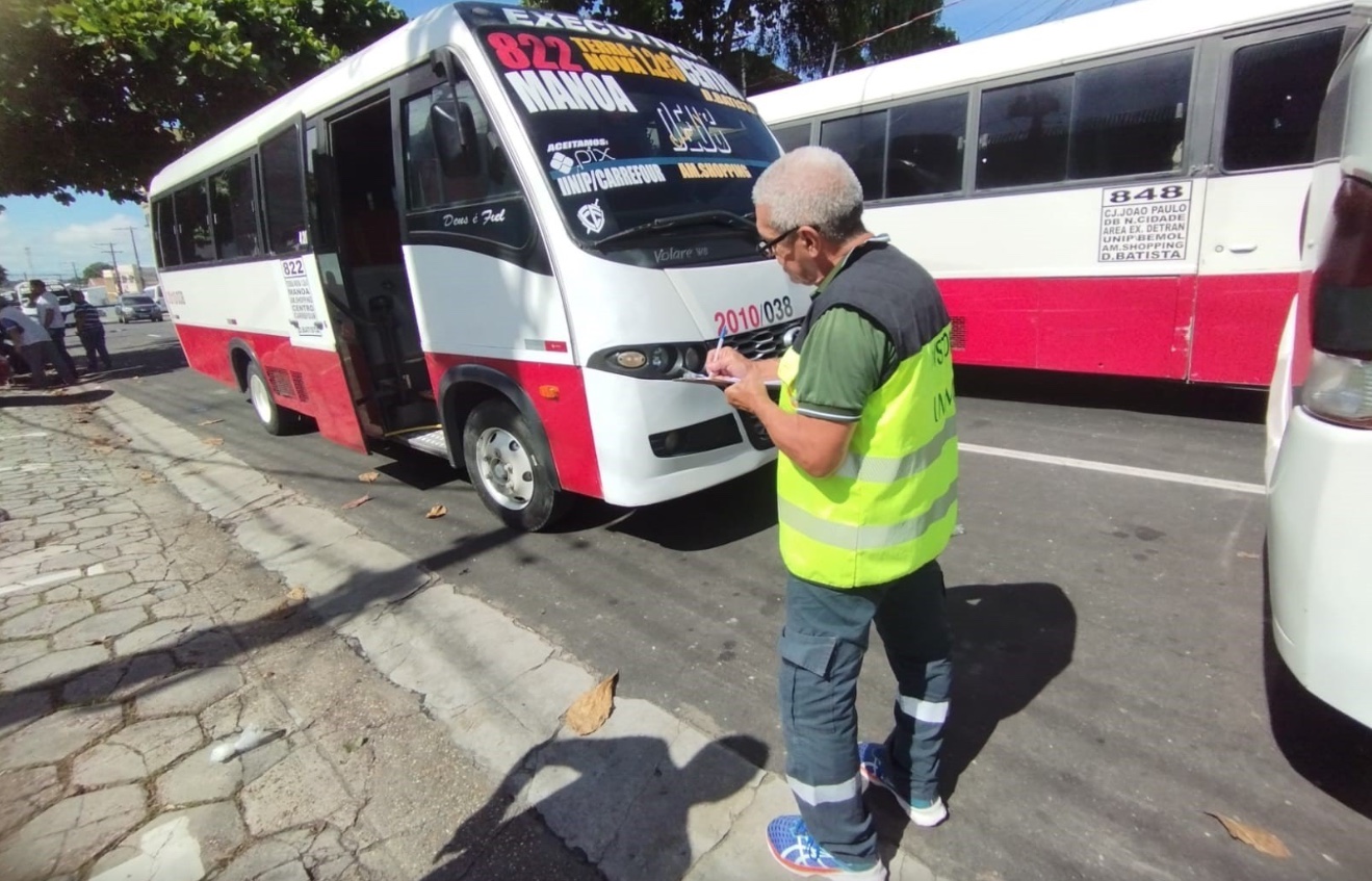 Motoristas de micro-ônibus Executivos recebem autorização provisória para serviços em Manaus