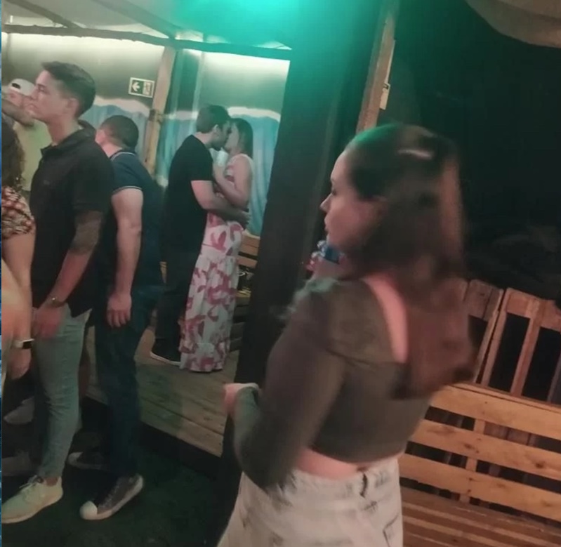 Recém-separada, Andressa Urach é flagrada aos beijos com rapaz em festa 