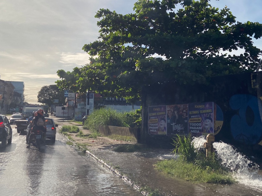 Tubulação rompe e deixa bairro sem água em Manaus