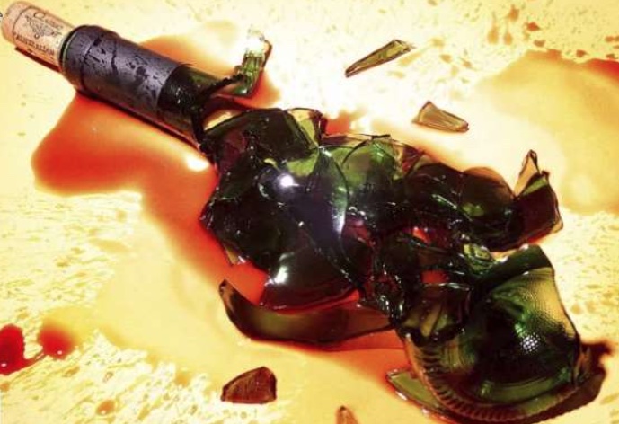 Atendente de lanchonete receberá indenização após se ferir com garrafa que explodiu em freezer