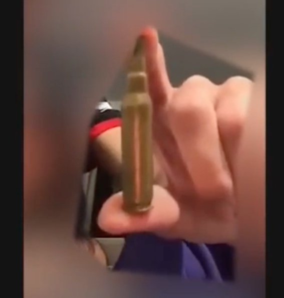 Vídeo: Jovens exibem armas e drogas em live e recebem 'visita surpresa' da PM