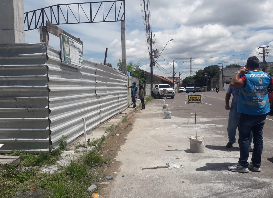 Funcionário de obra embargada tranca fiscais do Implurb durante inspeção em Manaus