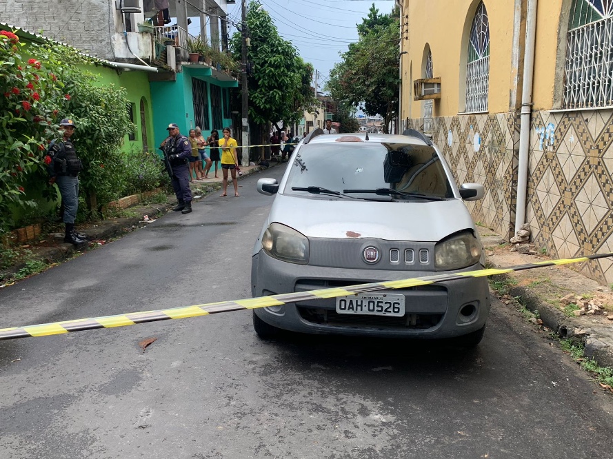 Carro é abandonado com homem morto no banco traseiro em Manaus