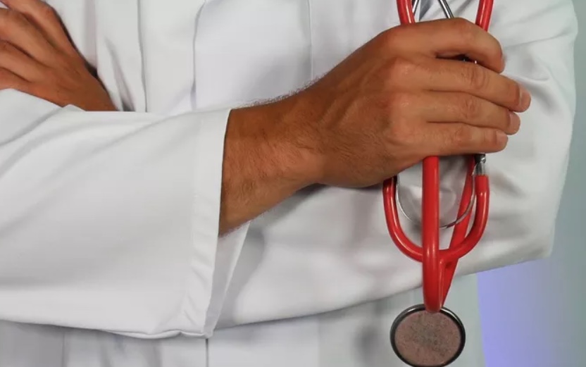 Estudante é autorizado a cursar Medicina sem concluir ensino médio; veja como