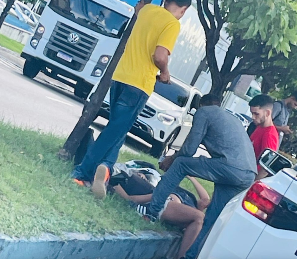 Acidente entre moto e carro deixa dois feridos na Av. Efigênio Salles em Manaus