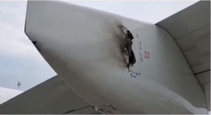 Avião é atingido por raio e fica com buraco na asa
