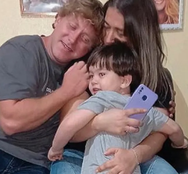 Sérgio Hondjakoff reencontra esposa e filho após deixar clínica de reabilitação