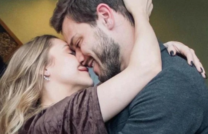 Postagens enigmáticas aumentam rumores de crise no noivado de Carla Diaz e Felipe Becari, diz Leo Dias 