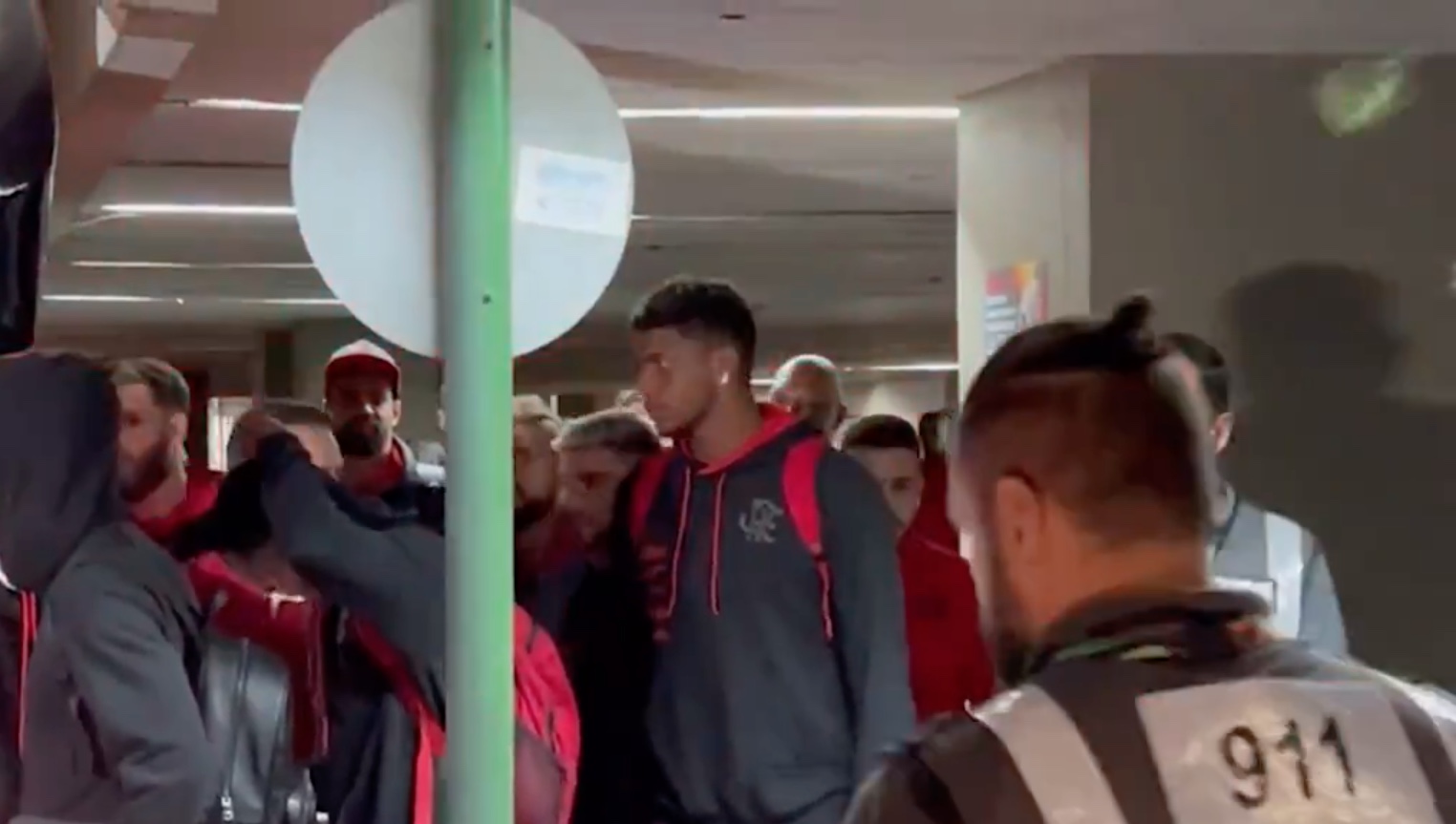 Jogadores do Flamengo são hostilizados na volta ao Rio após derrota por 2 a 1