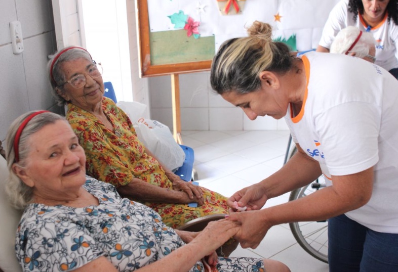 Comissão da Câmara avalia PL que inclui serviço de cuidadores de idosos no SUS