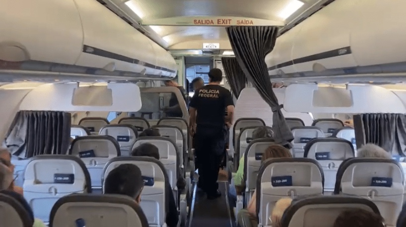 Homem é preso dentro de avião por dívida de quase R$ 30 mil em pensão
