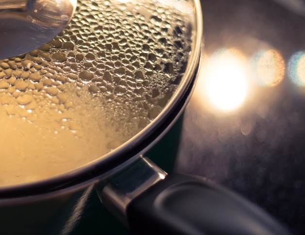 Mulher é presa ao jogar água fervendo em filho de 3 anos ao tentar se defender do marido