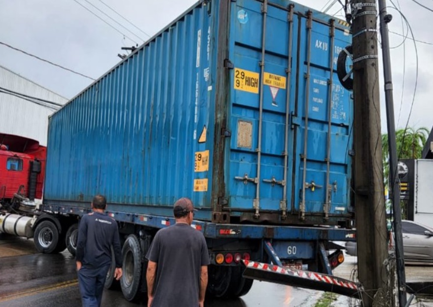 Acidente com carreta deixa avenida interditada em Manaus