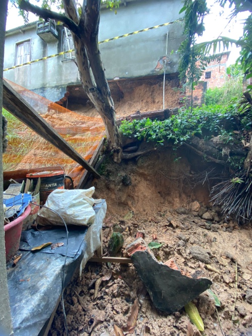 Casa desaba durante forte chuva em Manaus