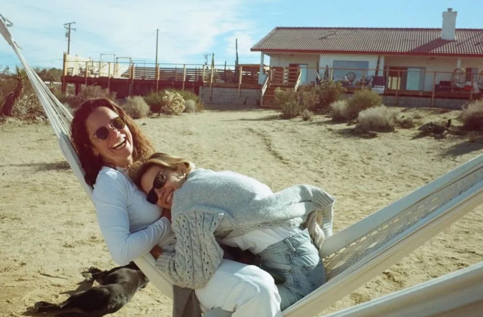 Juntas há 6 anos, Alice Braga e Bianca Comparato postam foto rara em viagem