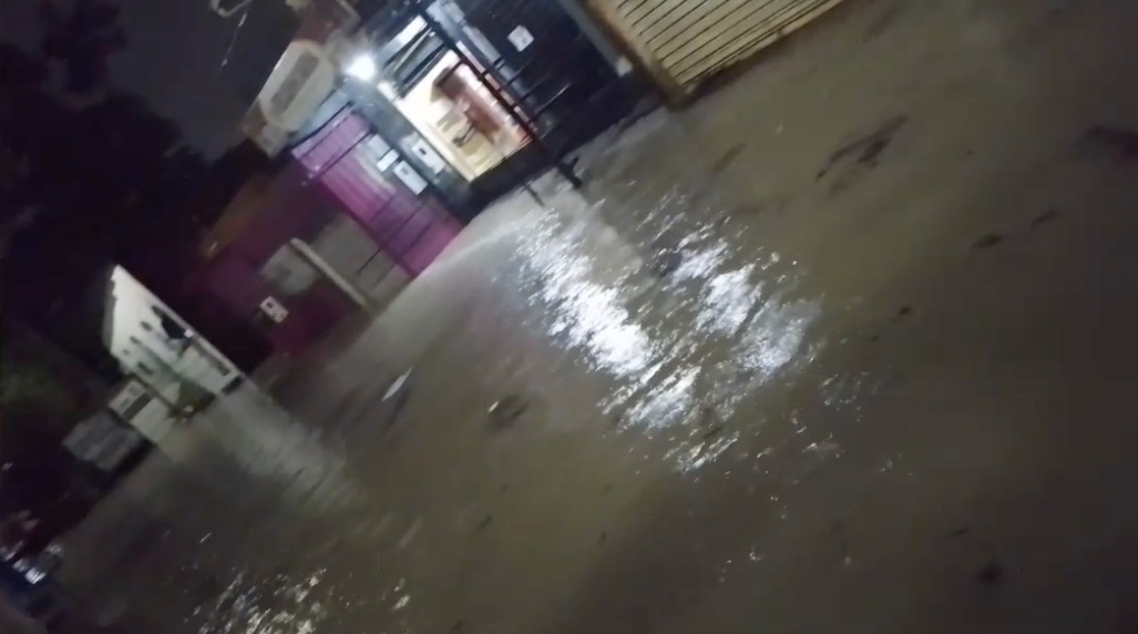 Manaus registra 13 ocorrências durante temporal e entra em alto risco de inundação