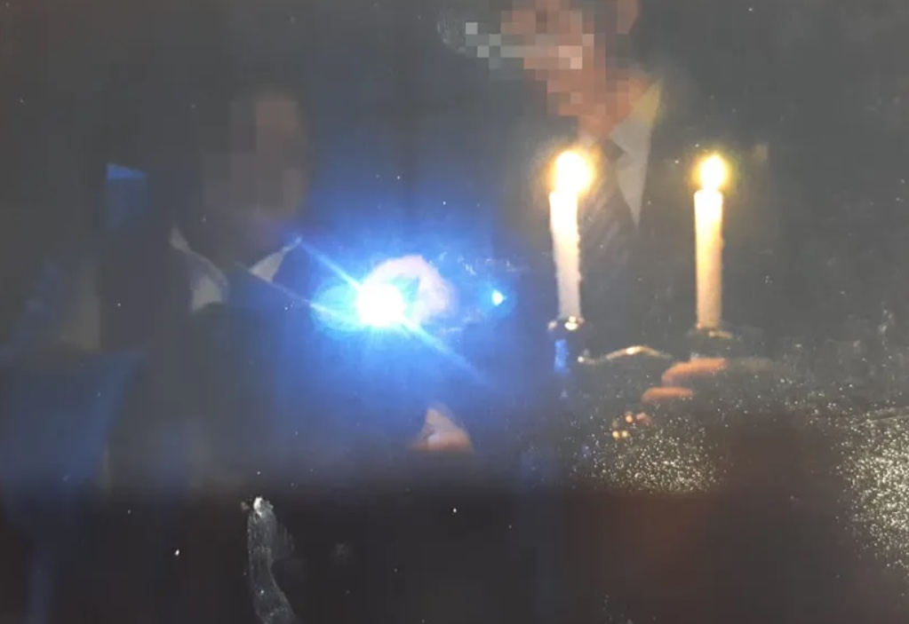 Noivos que casaram à luz de velas após 14 horas sem energia serão indenizados