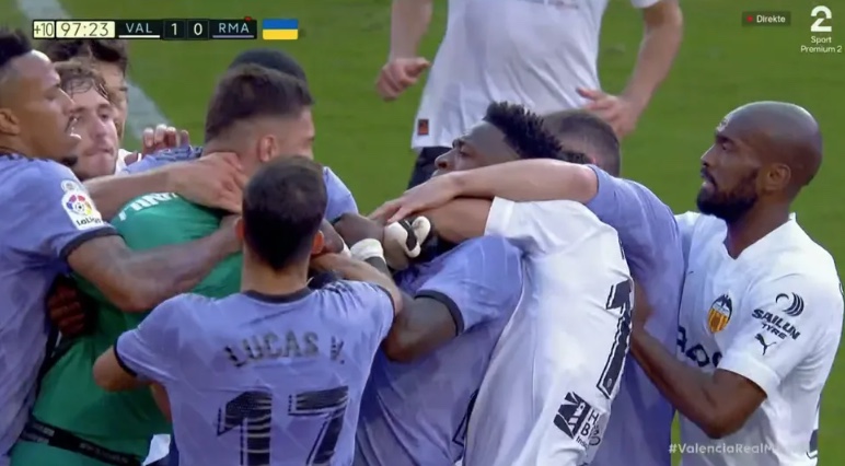 Vinicius Junior planeja se pronunciar e ameaçar saída do Real Madrid, diz colunista