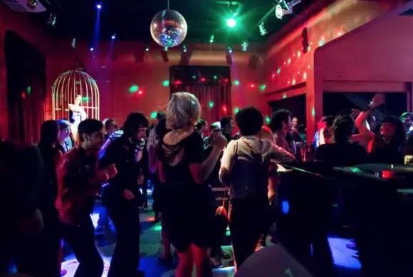 Homem é expulso de casa de swing por usar celular perde indenização