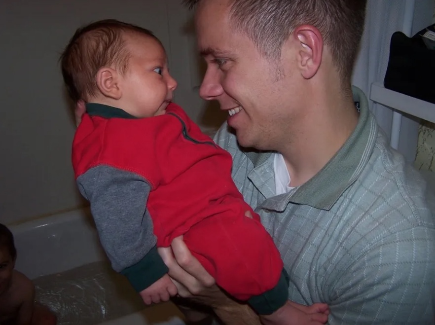 Casal faz teste de DNA por brincadeira e descobre que filho mais novo é de outro pai