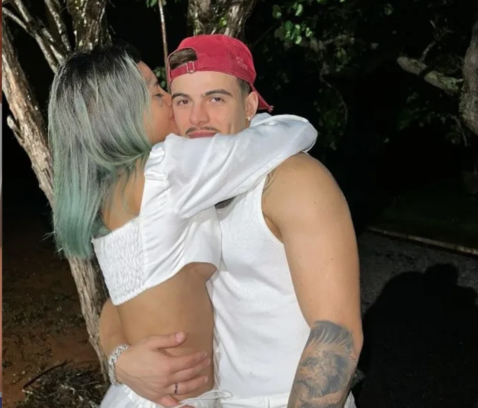 Perfil de Thomaz Costa 'posta' foto de casal com Tati Zaqui e ator se pronuncia