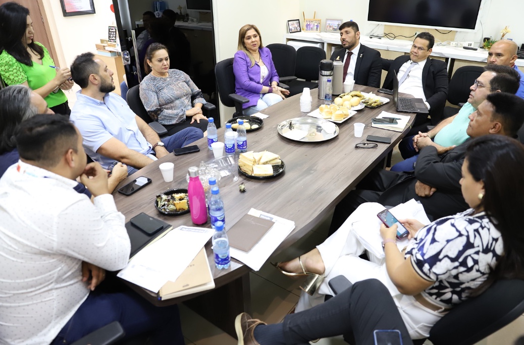 Reajuste da data-base para professores da rede municipal é discutido em Manaus