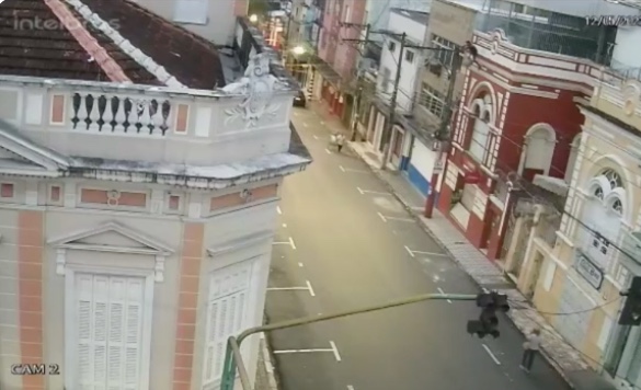 Criminoso rouba botija de prédio e foge se pendurando em poste em Manaus