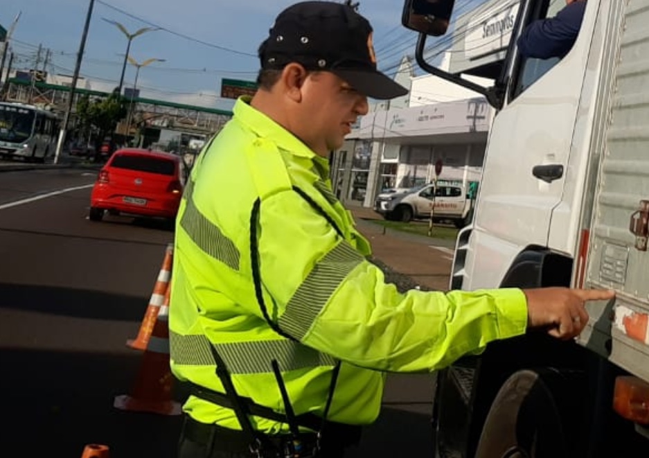 Caminhões que circulam fora do horário permitido são alvos de operação em Manaus