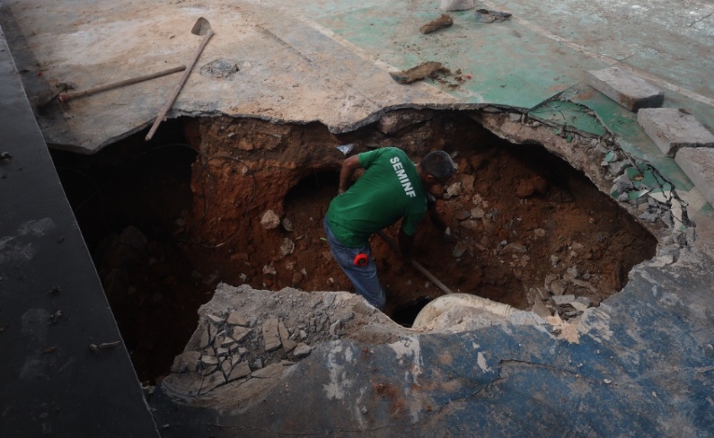 Obra emergencial para conter cratera em escola em Manaus é iniciada