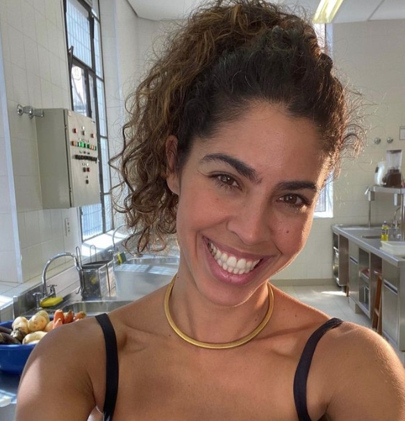 Bela Gil conta que teve 3 namorados durante casamento de 19 anos: 'ele sabia'