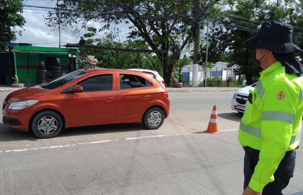 Carros são removidos para parqueamento por estacionarem de forma irregular em Manaus