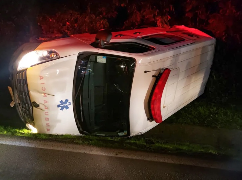 Embriagado, jovem sem CNH rouba ambulância e capota veículo 