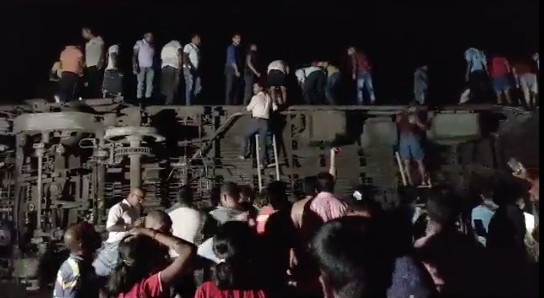 Operação de resgate vira 'coleta de corpos' após acidente histórico de trens na Índia