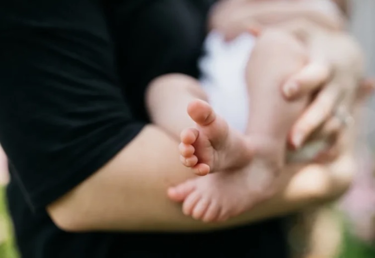 Pai de gêmeos consegue licença de 180 dias, mesmo período previsto para as mães