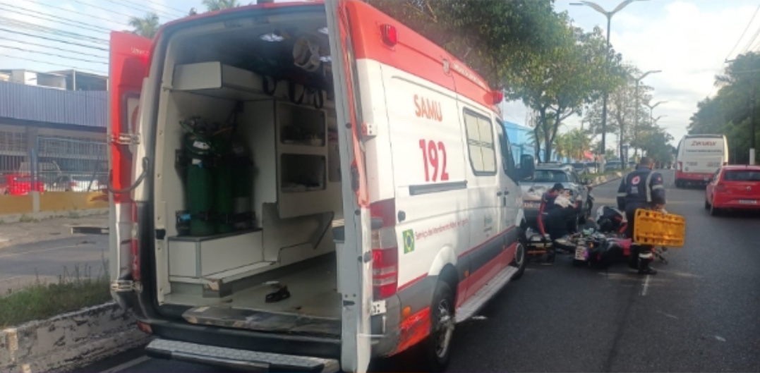 Dois acidentes em poucos minutos deixam trânsito parado em avenida de Manaus