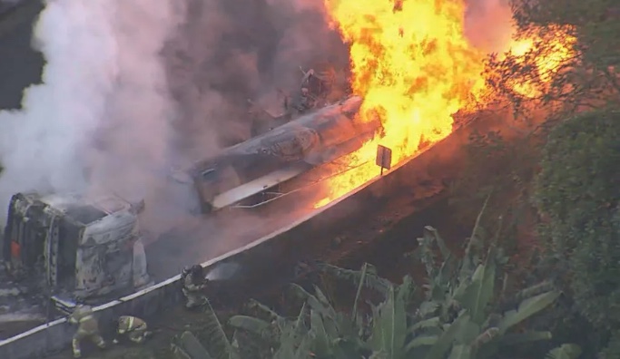 Motorista morre após caminhão de combustível explodir ao tombar em avenida 